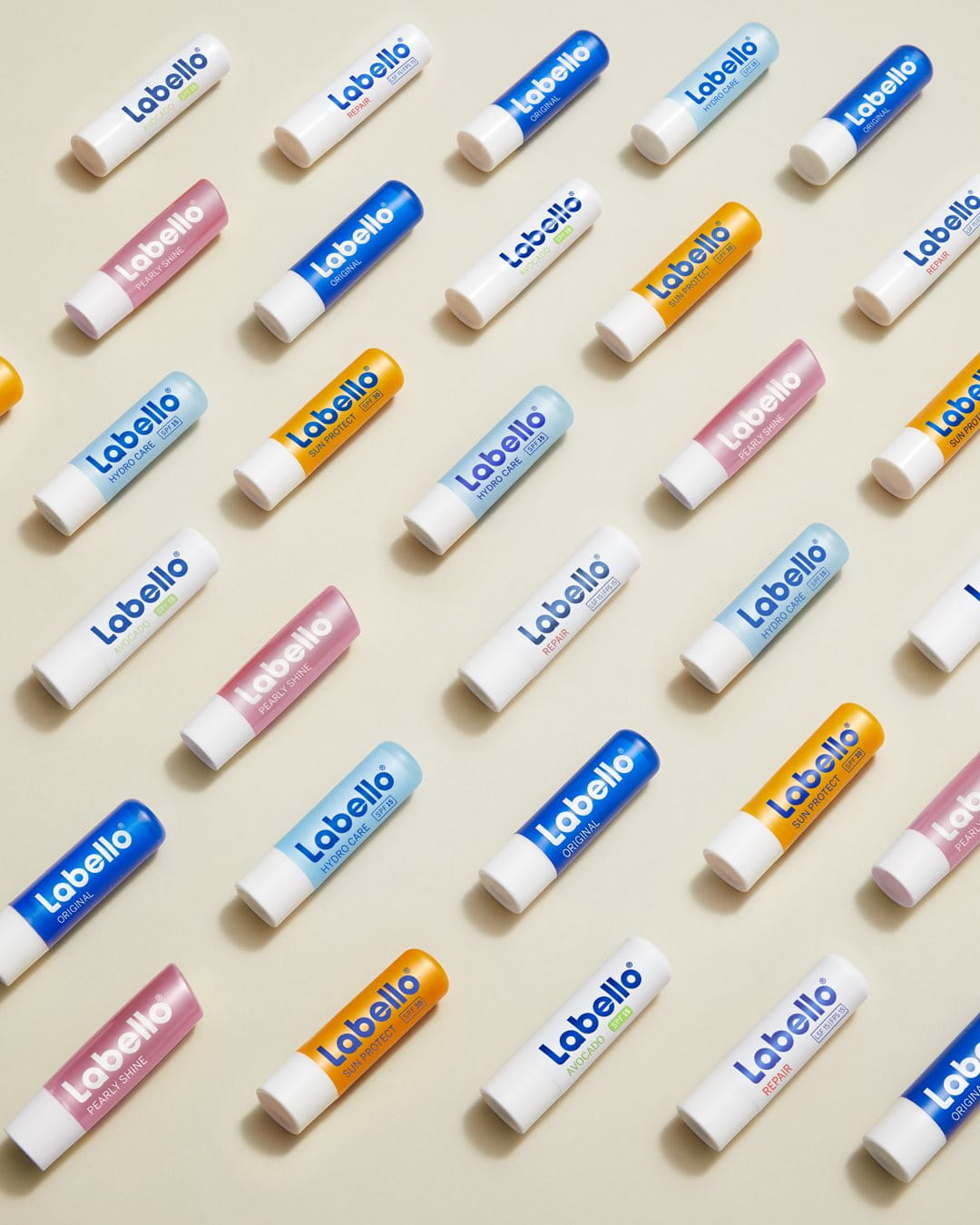 Verschiedene Labello Lippenpflegestifte liegen nebeneinander