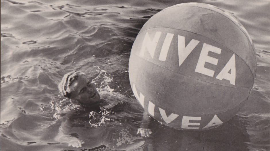 1934: Schwimmer mit NIVEA Ball